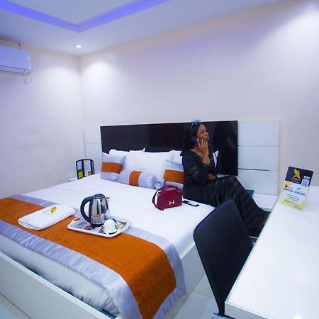 Appleville Suites Ikeja Esterno foto