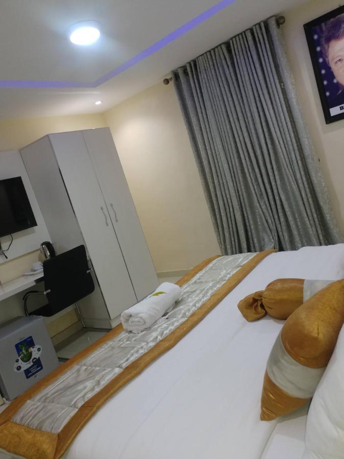 Appleville Suites Ikeja Esterno foto