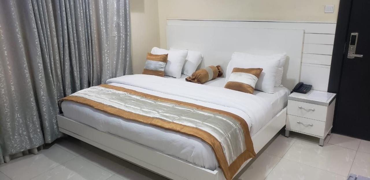 Appleville Suites Ikeja Esterno foto