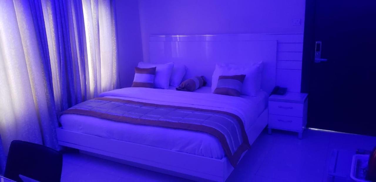 Appleville Suites Ikeja Esterno foto
